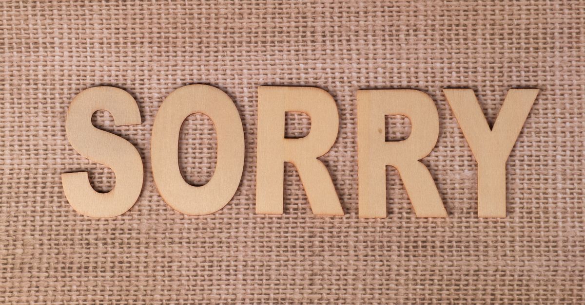Letras de estarcido aplicadas sobre tela y madera en un taller